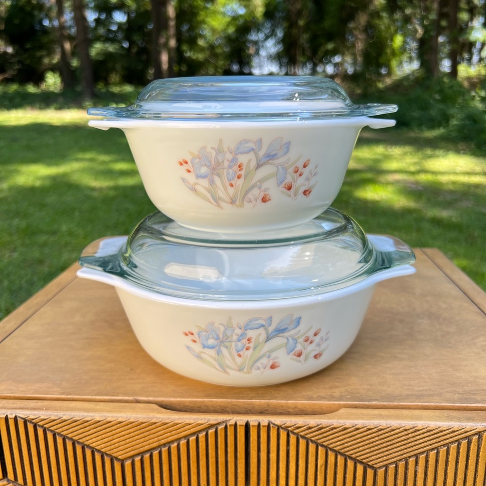 Pyrex Blue Iris Butterfly Pattern 70s collectible from England set lids